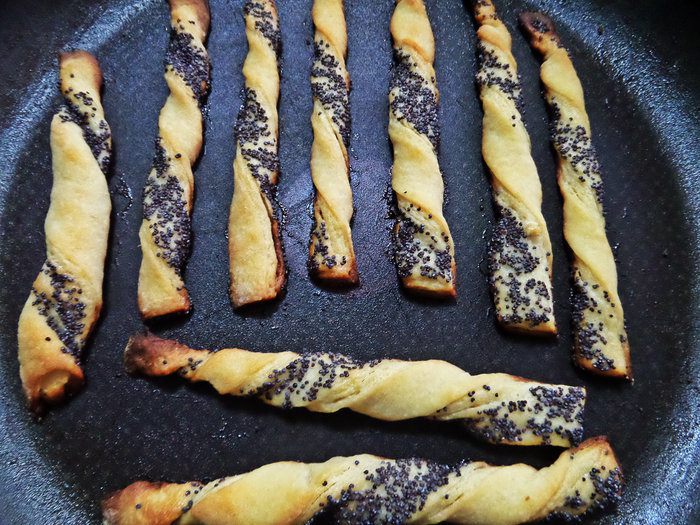 Маковые хрустящие палочки