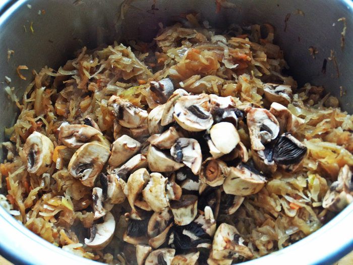 Рулька с разной капустой и грибами