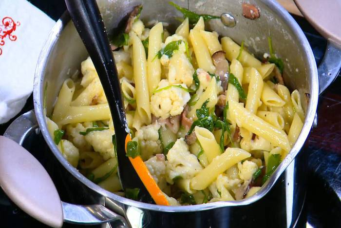 Пенне с цветной капустой и беконом 