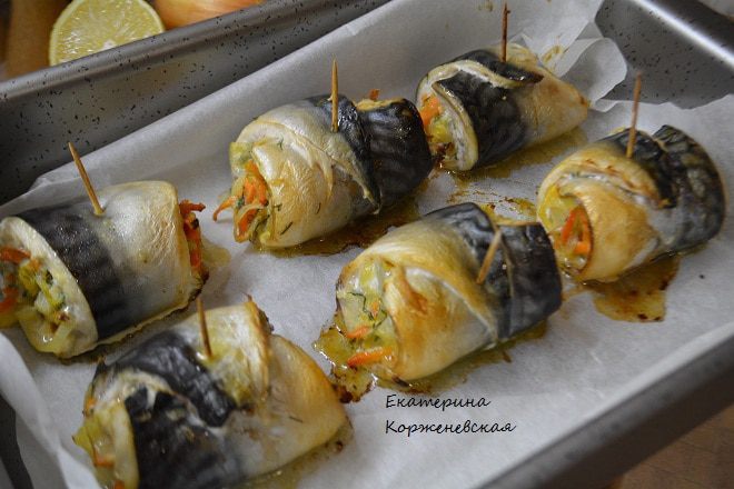Рулетики из скумбрии с овощами