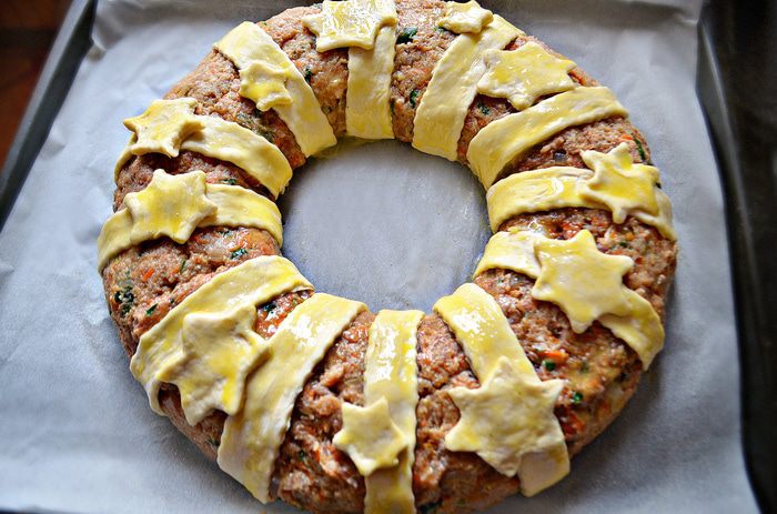 Пасхальное мясное кольцо с перепелиными яйцами по-польски