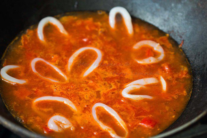 Паэлья с морепродуктами и чоризо 