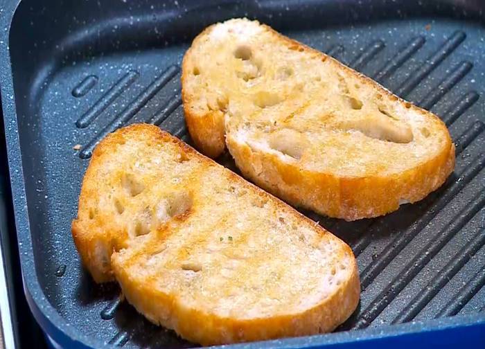 Тосты с индейкой и овощами 