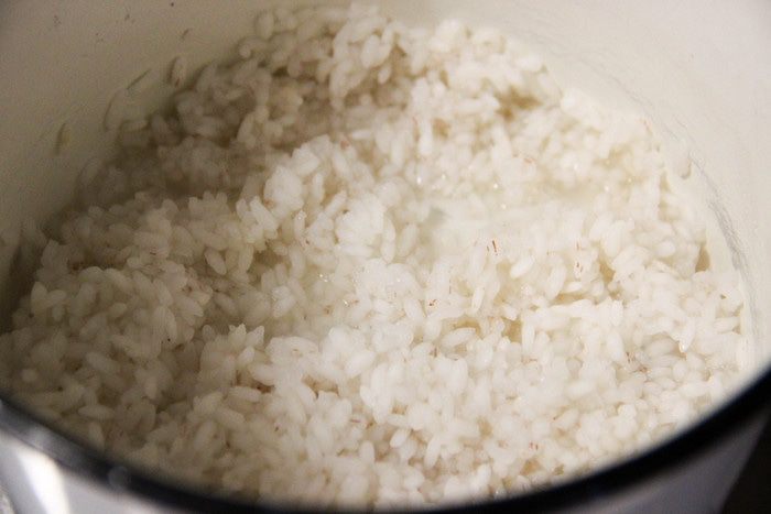 Цыпленок, фаршированный рисом и яблоками