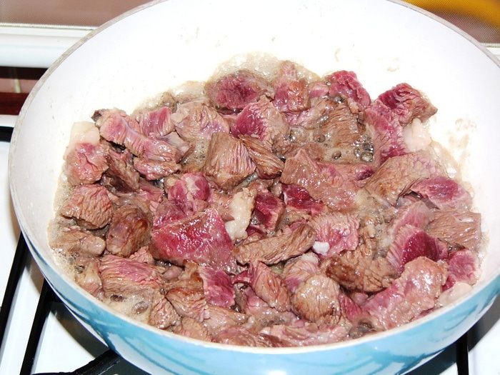 Мясо, тушеное с луком-шалотом
