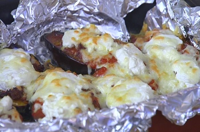 Баклажаны, фаршированные помидорами и сулугуни
