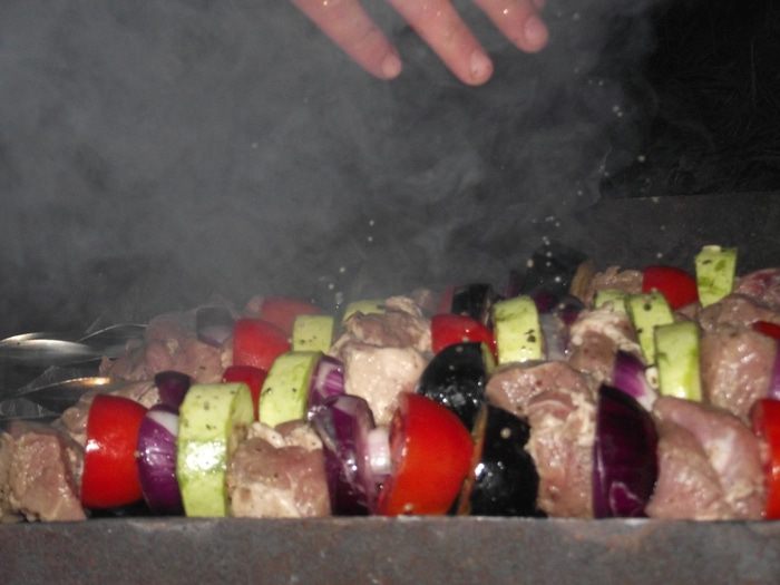 Шашлык из свинины с овощами в луковом маринаде