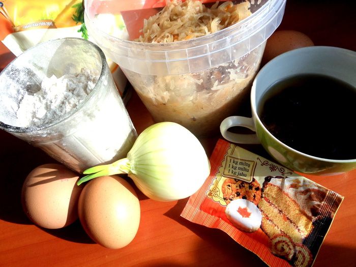 Пирог с капустой и черносливом