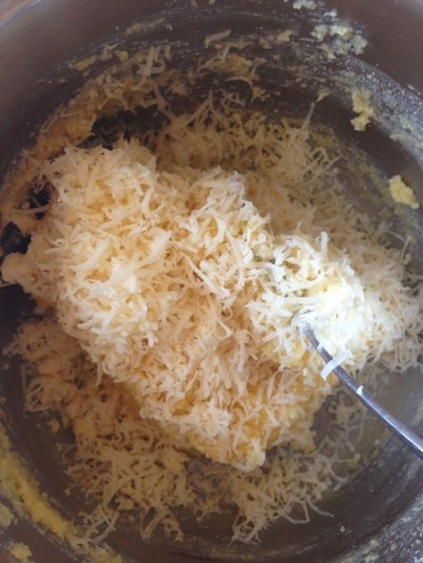 Закусочные тарталетки из поленты с козьим сыром и помидорками черри