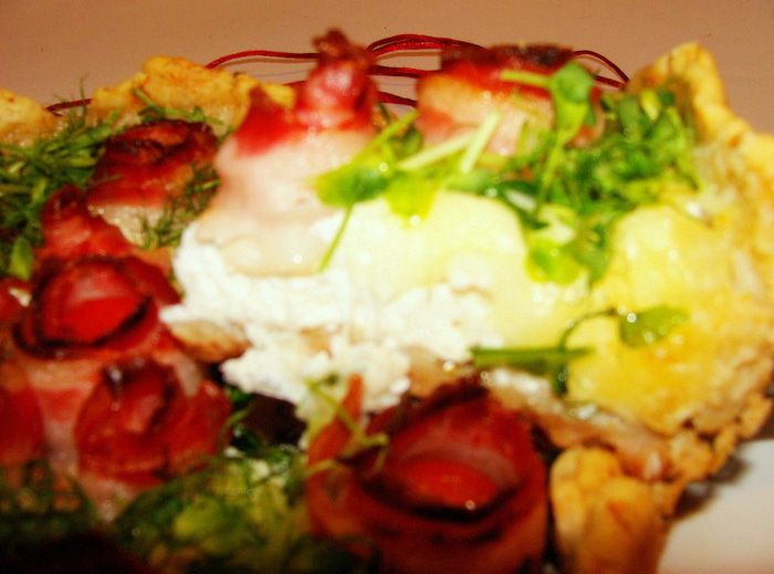 Киш &amp;quot;Сети Купидона&amp;quot; из лимонного теста с рикоттой, моцареллой и черри в беконе