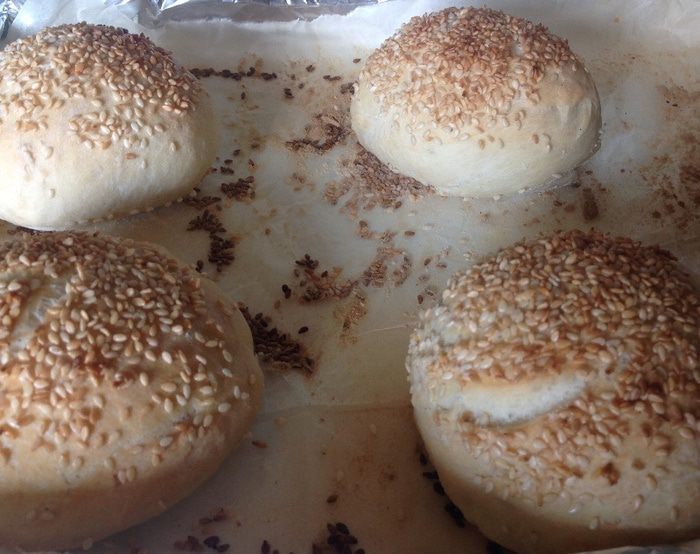 Яичница в свежеиспеченной булочке с кунжутом