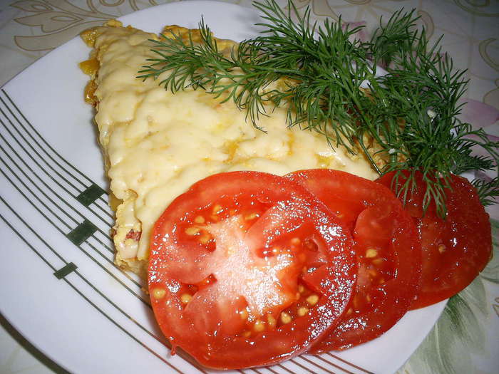 Сытный омлет с овощами и курицей