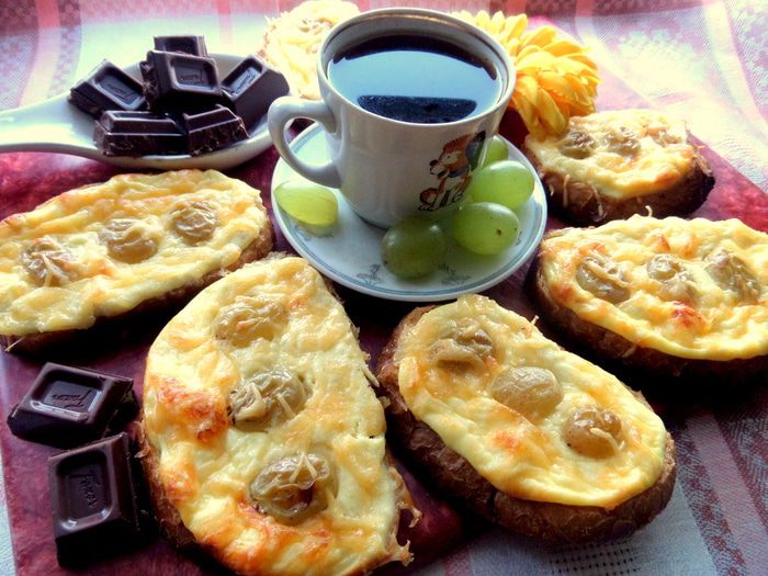 Запеченные гренки с творогом и виноградом