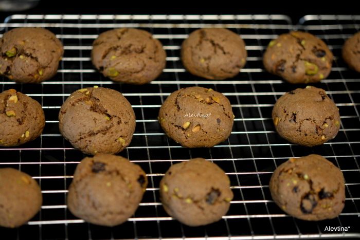 Печенье шоколадное с фисташками