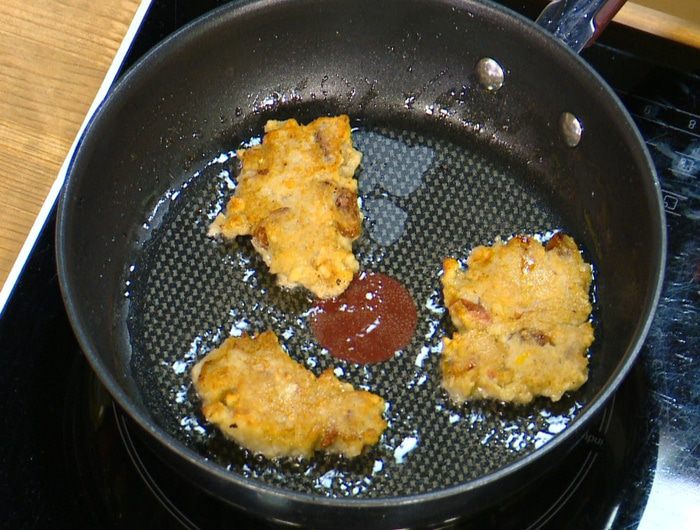 Яблочные оладушки с грецкими орехами и изюмом 