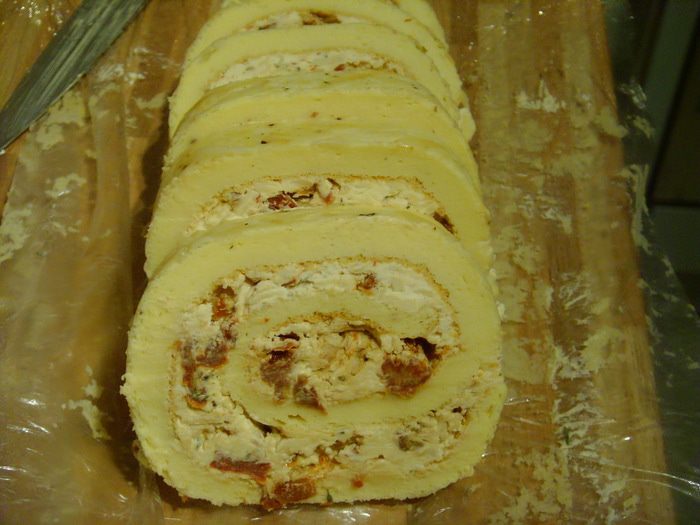 Рулет-суфле с пармезаном и вялеными томатами