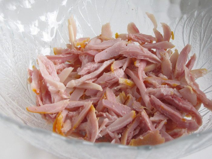 Куриный салат с виноградом и кедровыми орешками