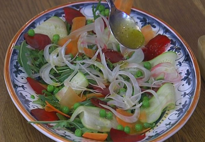 Салат из свежих овощей с мятой