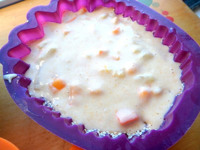 Шарлотка с ананасом и хурмой