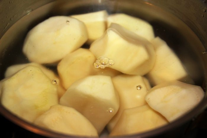 Акула под грилем с картофельно-сырным пюре и сладким луком