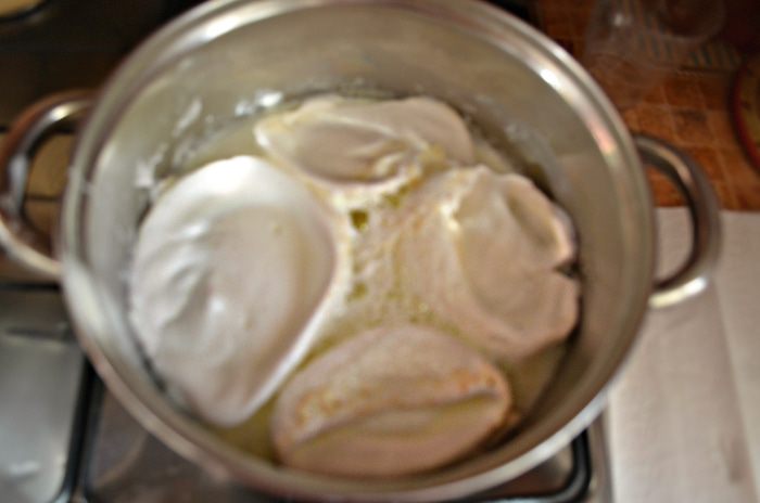 Десерт «Плавающие острова» (ILES FLOTTANTES) c ягодным соусом