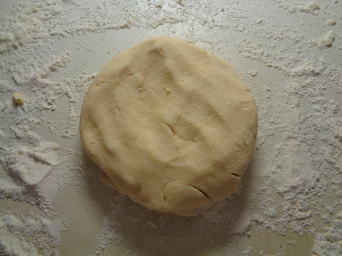 Сахарное печенье с курдом из ревеня, глазированное помадкой