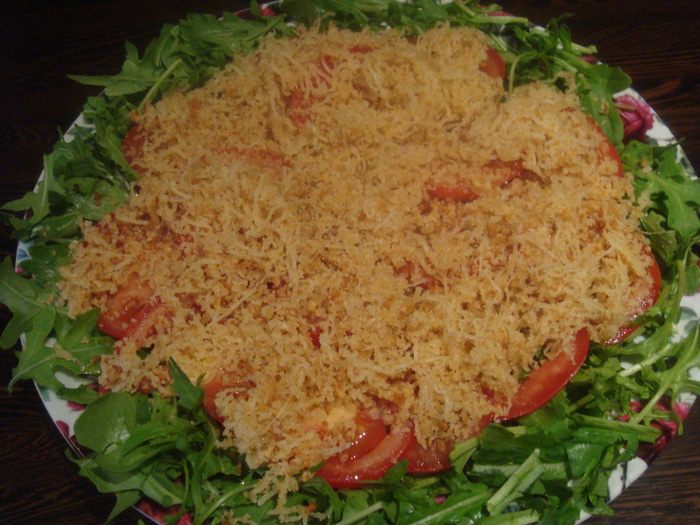 Салат из руколы с чесночной панировкой