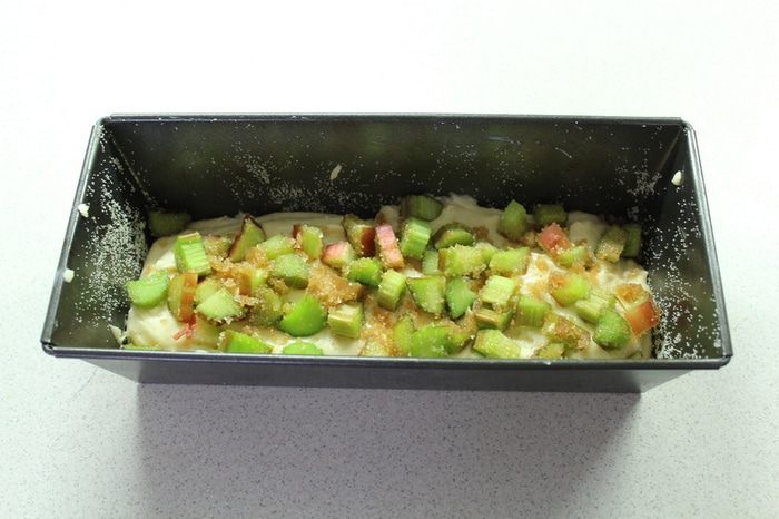 Медовый кекс с ревенем