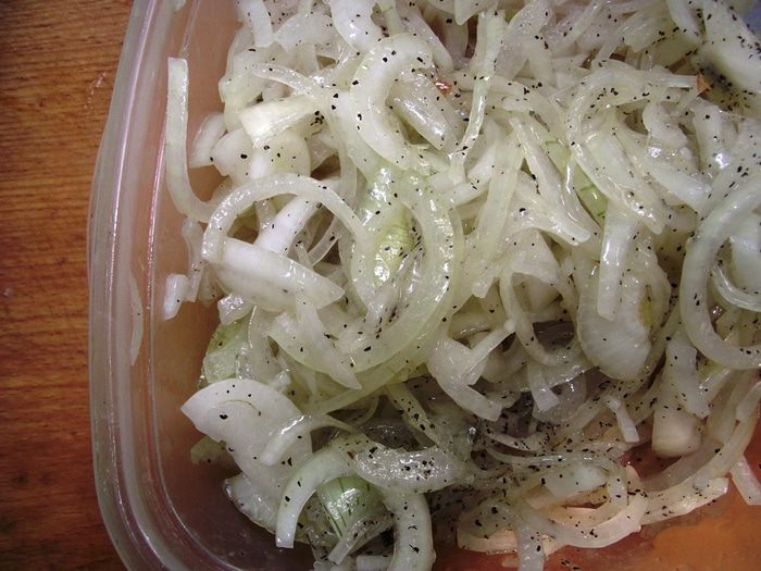 Люля-Кебаб с маринованным луком и соусом