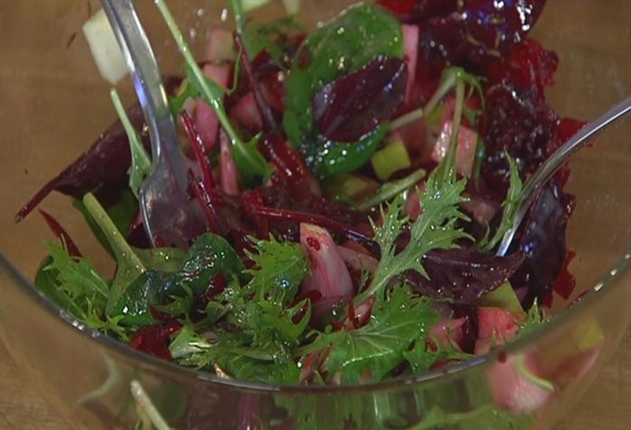 Тосты с рыбой карри и свекольным салатом 