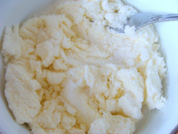 Творожно-белковый пирог с айвой