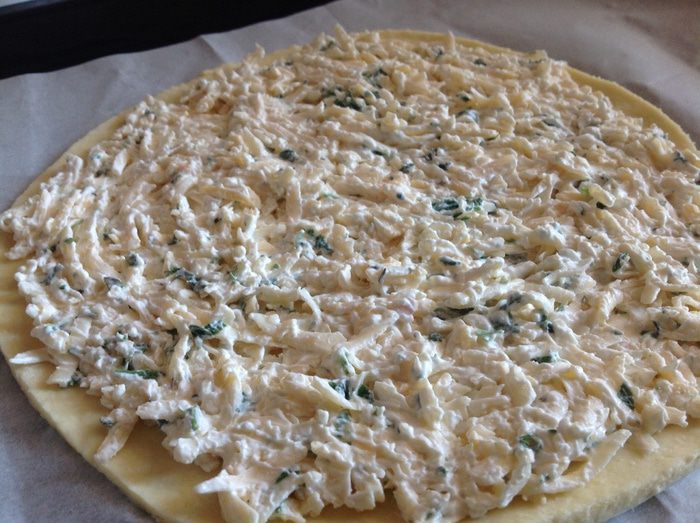 Лепешка из творожного теста с сыром и зеленью