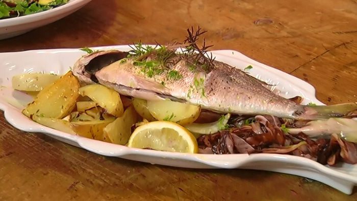 Дорада, запеченная с овощами и розмарином 