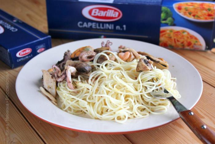 Капеллини с морским коктейлем и шампиньонами