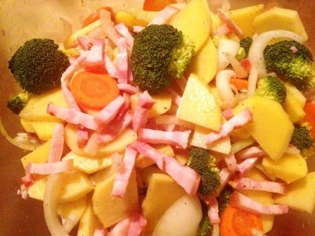 Маринованные в вине перепела, запеченные с овощами и беконом