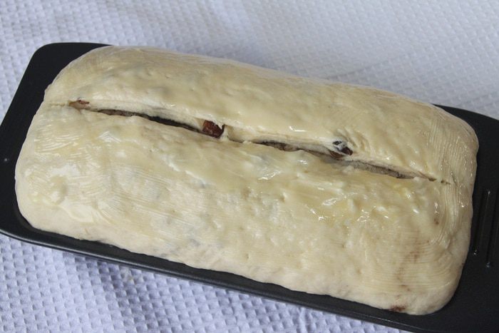 Хлебный завиток с корицей и изюмом