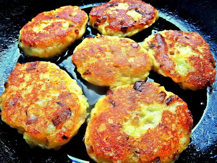 Картофельные оладьи с колбасками