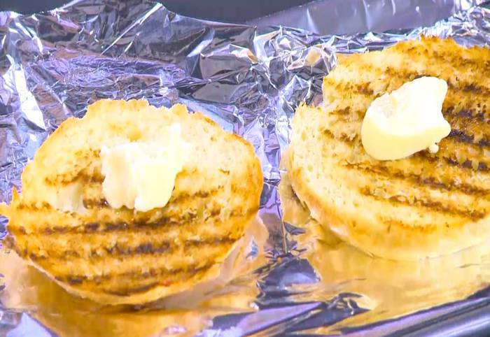 Сладкая брускетта с рикоттой и клубникой 