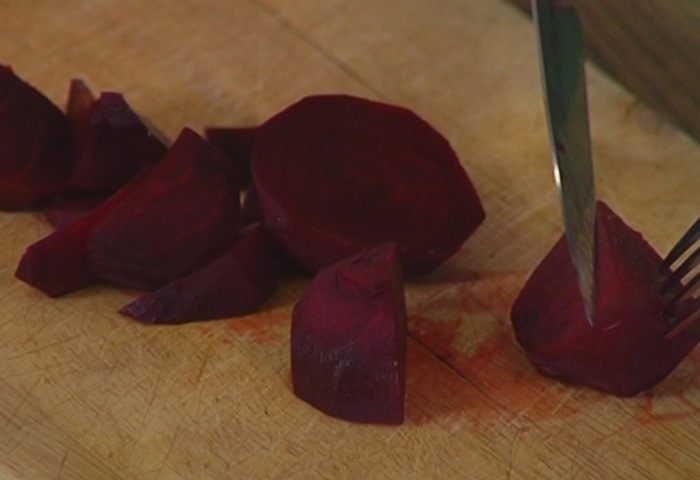 Салат с запеченной свеклой и сухариками