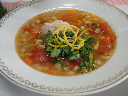 Томатный куриный суп с перловкой