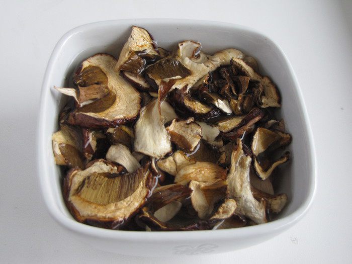 Форель, фаршированная грушами и орехами