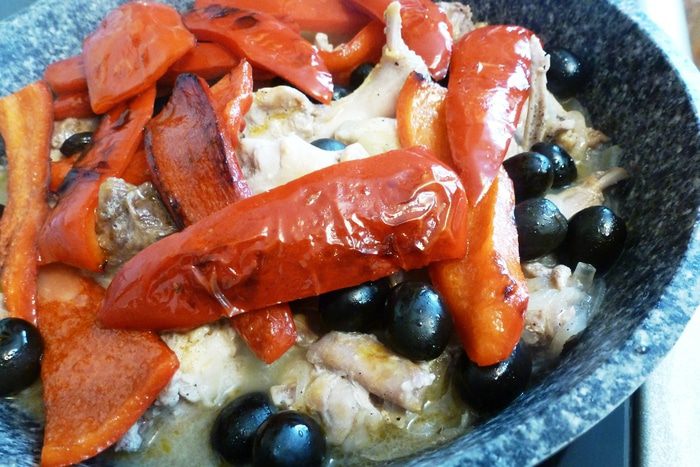 Жареный кролик с болгарским перцем и маслинами