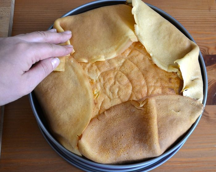 Блинный торт с бананами и шоколадным муссом