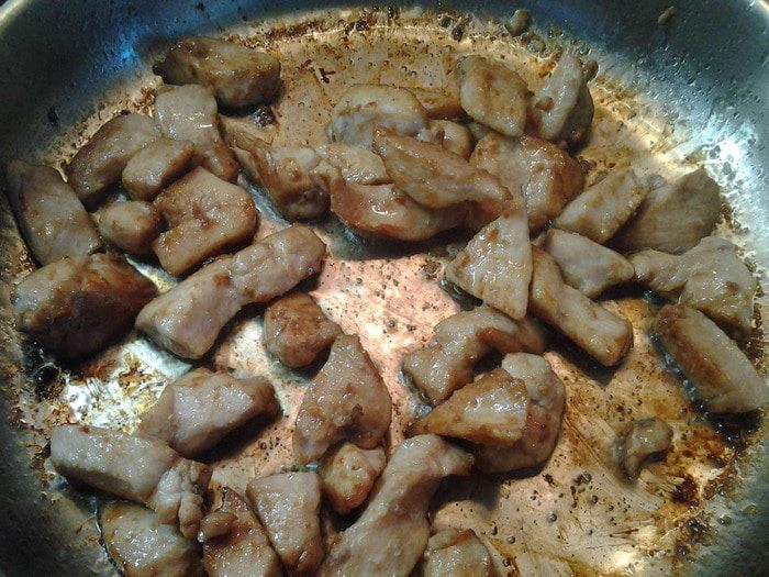 Овощной салат с курицей и соусом блю чиз