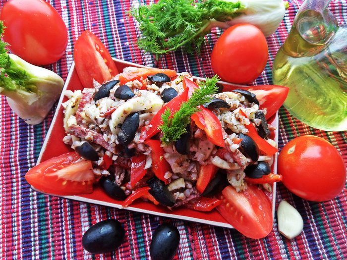 Гречневый салат с овощами и салями