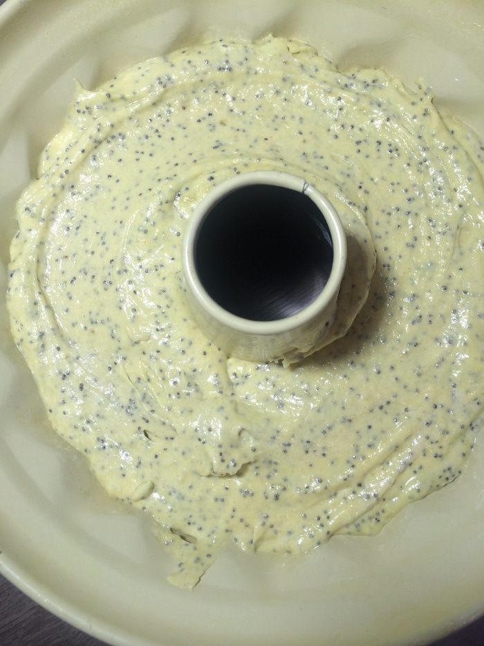 Банановый кекс с маком и лимонной глазурью
