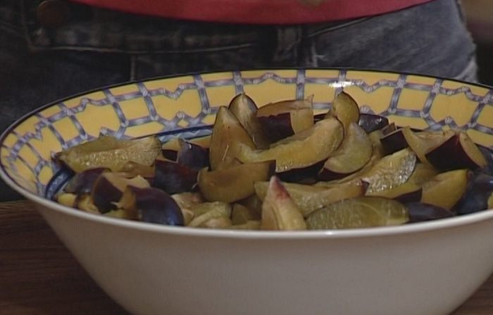 Ореховый торт со сливами