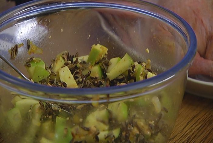 Запеченная утка, фаршированная диким рисом и яблоками