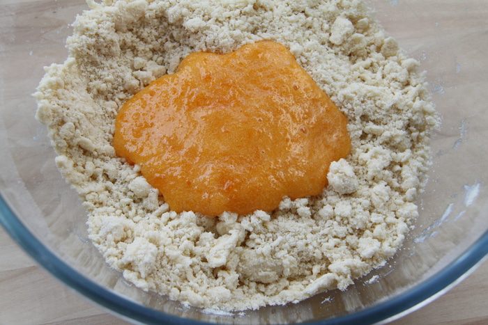 Миндальный тарт с черной смородиной