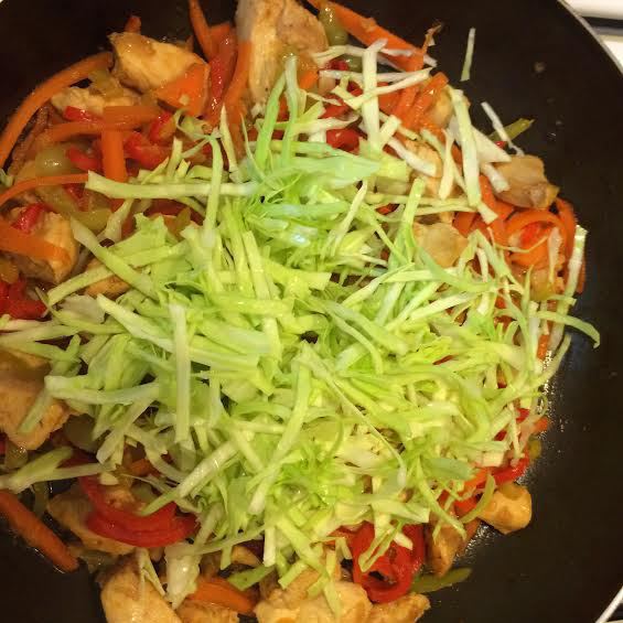 Лапша с курицей и овощами